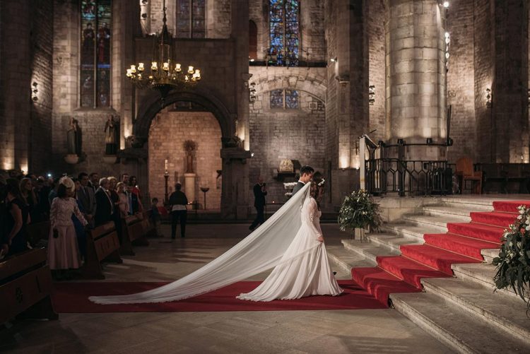 Boda en la catedral del mar Barcelona velo y cola de novia