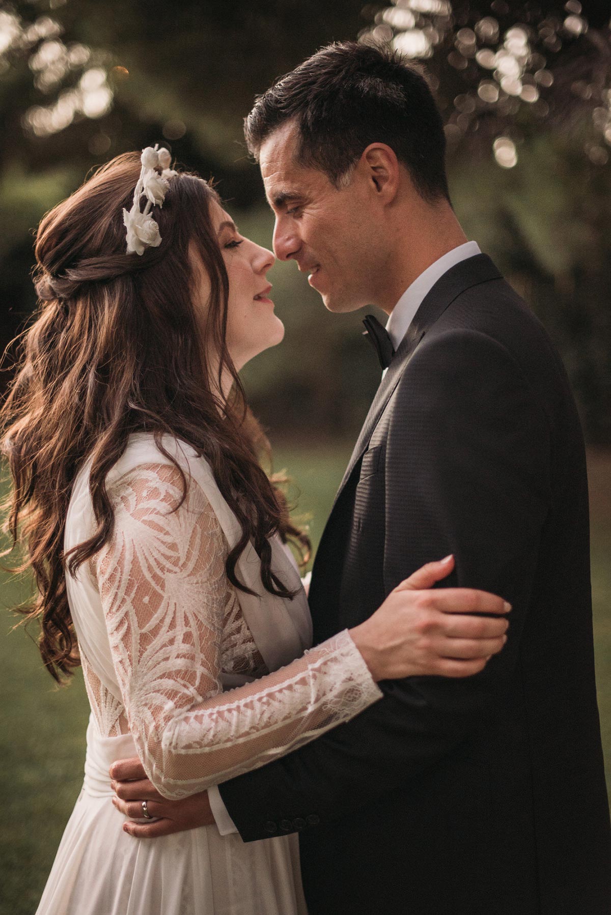 Fotografía de bodas novios beso vestido novia Yolancris corona flores blancas | Bodas de Cuento