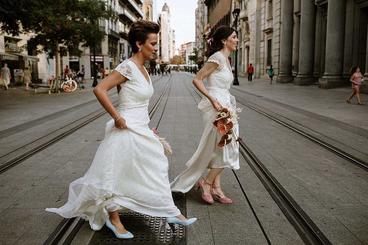 dos novias cruzando la calle fotografia de boda LGTB urbana boho chic