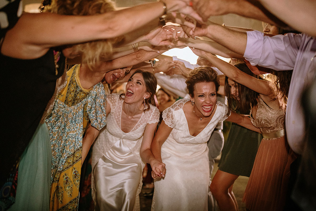 flashmob sorpresa de los invitados boda LGTB dos novias Bodas de Cuento