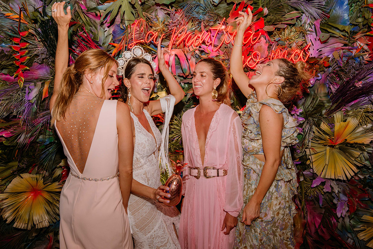 novia y amigas bailando bridemaids backdrop tropical